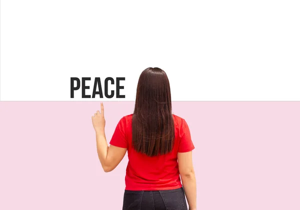 Piękna Młoda Kobieta Wskazując Słowo Pokój Różowym Tle Wysokiej Rozdzielczości — Zdjęcie stockowe