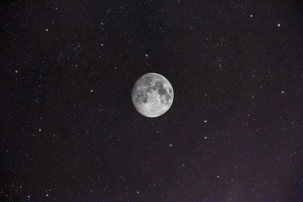 Mały Księżyc Widziany Przez Teleskop Wysokiej Rozdzielczości — Zdjęcie stockowe