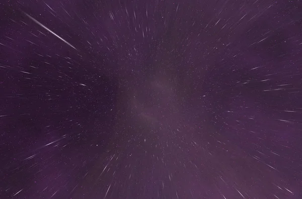 高解像度5Kの空間を歪ませる宇宙からの紫色のスターダスト — ストック写真
