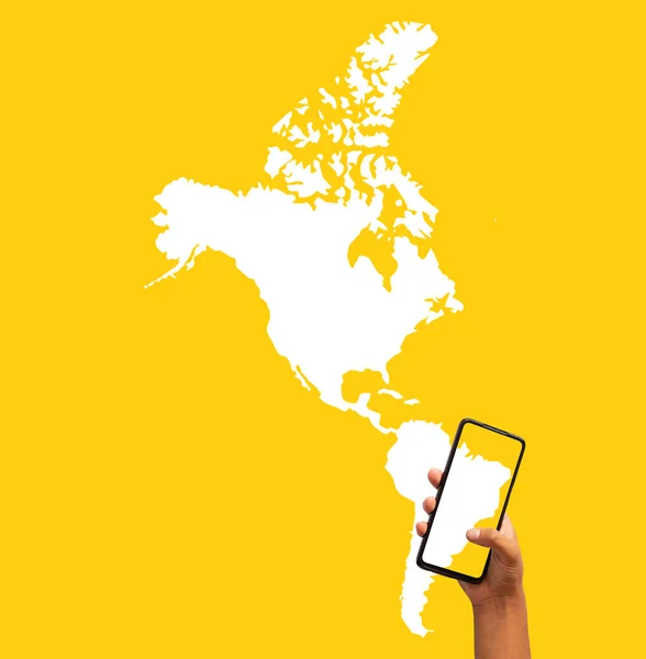 Mapa Ameriky Rukou Mobilním Telefonem Žlutém Pozadí — Stock fotografie