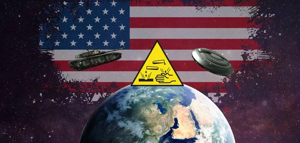 在宇宙中与地球相邻的美国国旗上有一个酸警告 一个Ufo和一个作战坦克 — 图库照片