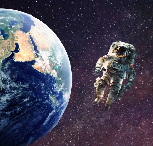 Astronaut Flyter Rymden Bredvid Jorden — Stockfoto