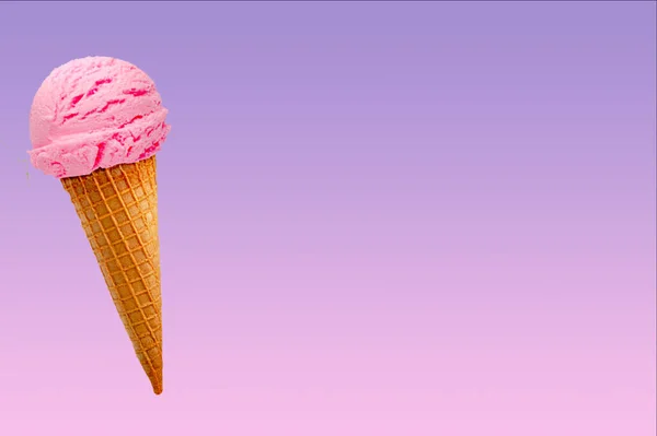 蒲公英背景的锥形皇家冰淇淋 — 图库照片
