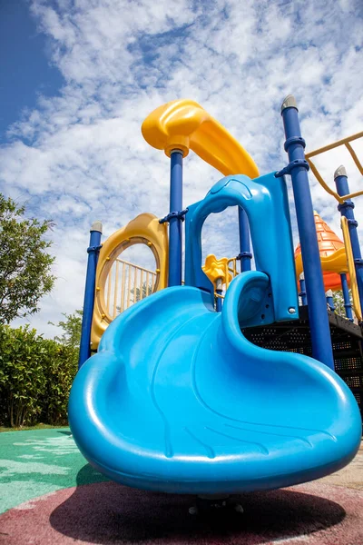 公園で子供のための青いスライド — ストック写真