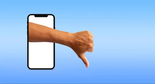 Рука Человека Опущенным Большим Пальцем Выходящего Мобильного Телефона Синем Фоне — стоковое фото