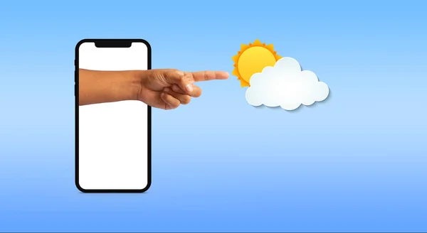 青い背景に曇天を示す携帯電話から出てくる人の手 — ストック写真