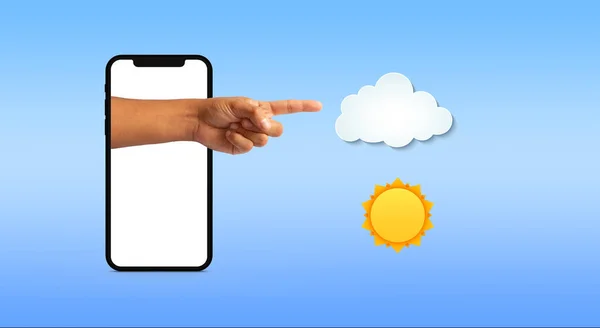雲を指して携帯電話から出てくる人の手です 天気の概念 — ストック写真