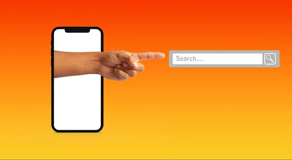 Рука Человека Выходящего Телефона Указывающего Поисковую Систему Оранжевом Фоне — стоковое фото