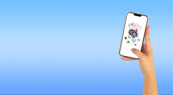 Рука Женщины Держащей Мобильный Телефон Некоторыми Обои Покер Карты Синем — стоковое фото