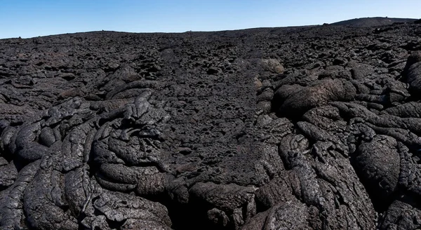 青い空を背景に一日一日火山溶岩 — ストック写真