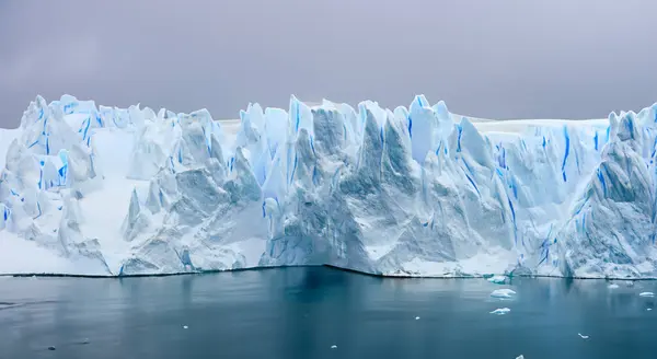 青い海と完璧な空を背景に氷の山と南極の美しい大きな氷河 — ストック写真