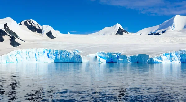 Krásný Velký Ledovec Antarktice Modrým Mořem Perfektní Obloha Horami Pozadí — Stock fotografie