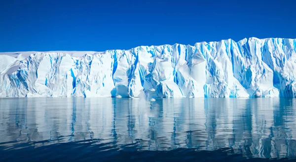 Bela Grande Geleira Antártica Com Mar Azul Céu Perfeito — Fotografia de Stock