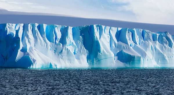 Antarktika Mavi Denizi Olan Büyük Bir Buzul — Stok fotoğraf