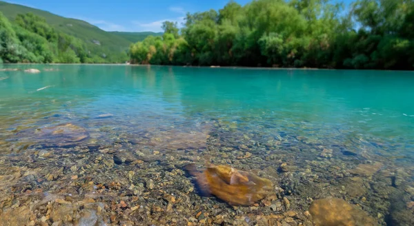 Bellissimo Lago Con Acqua Cristallina Circondata Alberi — Foto Stock