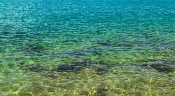 Красивая Прозрачная Вода Озера Камнями Заднем Плане — стоковое фото