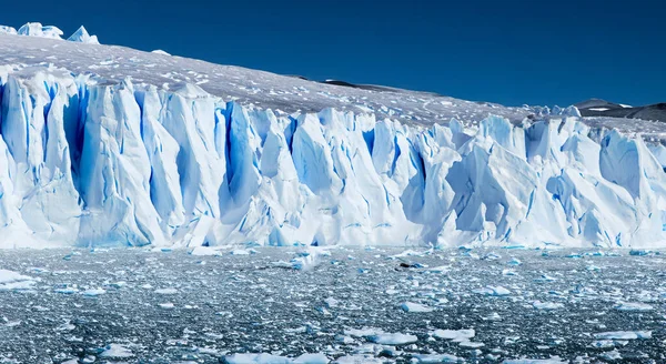 高墙的冰在鹿角与冰冻的海 — 图库照片