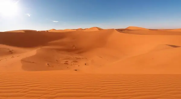 Prachtige Woestijn Met Bergen Zand Een Blauwe Lucht — Stockfoto