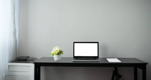 Vackert Skrivbord Med Laptop Bredvid Ett Fönster — Stockfoto