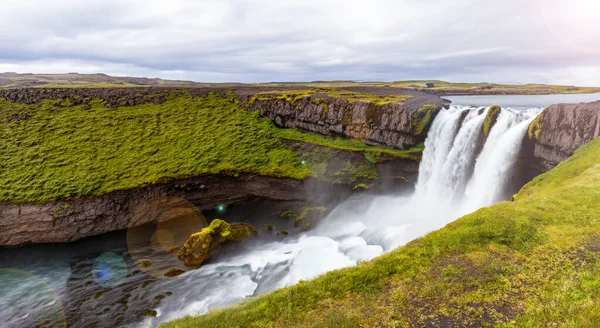 Grandes Cachoeiras Caindo Meio Montanhas Verdes Islândia Dia Nublado — Fotografia de Stock