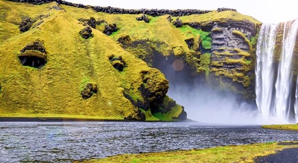 Piękny Wodospad Wpadający Jeziora Islandzie Środku Gór — Zdjęcie stockowe