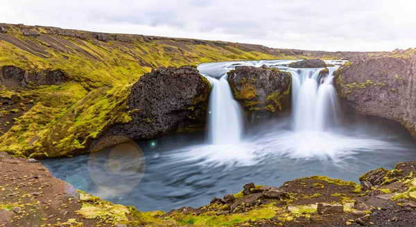 Piękny Wodospad Spadający Środku Gór Islandzie Jasnym Dniem Promieniami Słońca — Zdjęcie stockowe