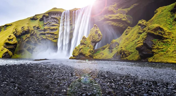 Bela Cachoeira Caindo Meio Montanhas Islândia Com Dia Claro Raio — Fotografia de Stock