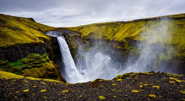 Piękny Wodospad Spada Środku Gór Iceland Jasnym Dniem — Zdjęcie stockowe
