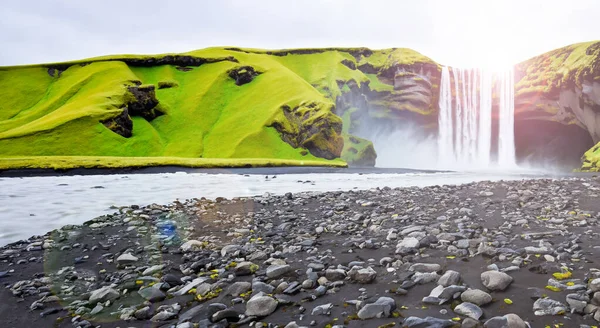 Bela Cachoeira Caindo Penhasco Islândia Com Montanhas Verdes — Fotografia de Stock