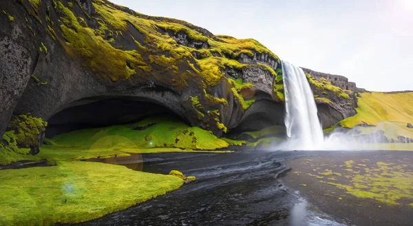 Niesamowity Piękny Wodospad Spadający Rzekę Islandzie Środku Gór — Zdjęcie stockowe