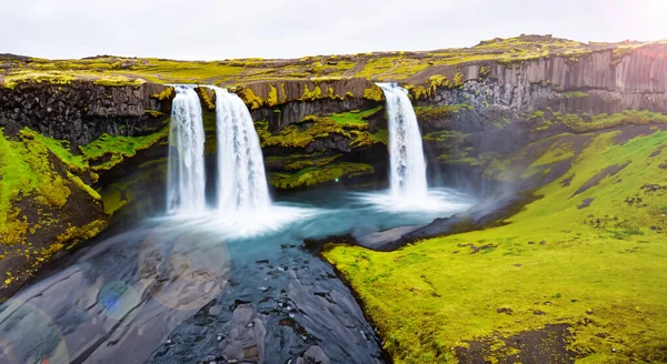 Niesamowity Piękny Wodospad Wpadający Jeziora Islandzie Widok Lotu Ptaka Pięknym — Zdjęcie stockowe