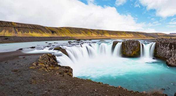 Niesamowity Piękny Wodospad Wpadający Jeziora Islandiiwidok Lotu Ptaka Pięknym Błękitnym — Zdjęcie stockowe