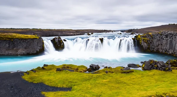 Niesamowity Piękny Wodospad Wpadający Jeziora Islandzie Widok Lotu Drona — Zdjęcie stockowe