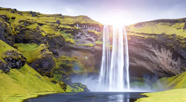 Amazing Beautiful Waterfall Falling Cliff Iceland Middle Mountains Sun Background — Stock Photo, Image
