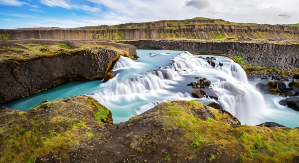 Niesamowity Piękny Wodospad Spadający Urwiska Islandzie Środku Gór — Zdjęcie stockowe