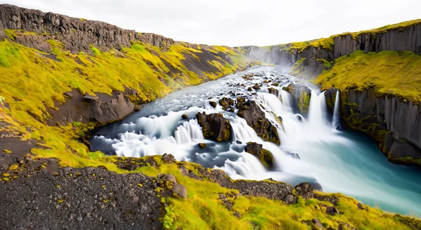 Amazing Beautiful Icelandic River Middle Mountains — Stock Photo, Image