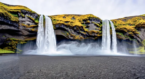 Amazing Beautiful Waterfalls Falling High Iceland Middle Lake Blue Sky — Stock Photo, Image