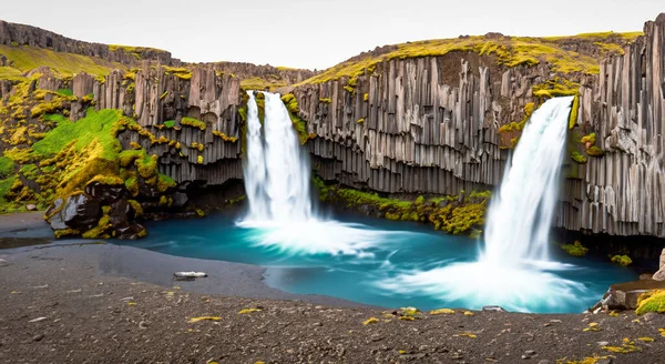 Niesamowite Piękne Wodospady Spadające Góry Islandzie Środku Jeziora — Zdjęcie stockowe