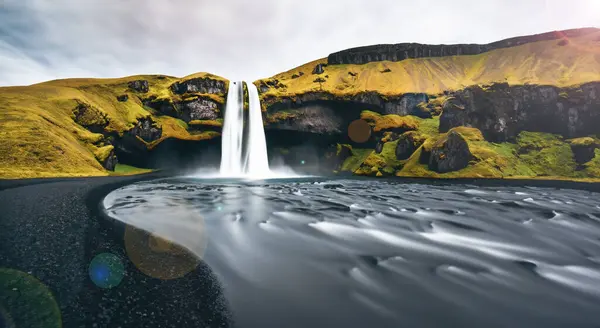 Niesamowity Piękny Wodospad Spada Środku Jeziora Islandzie Środku Gór Dużym — Zdjęcie stockowe
