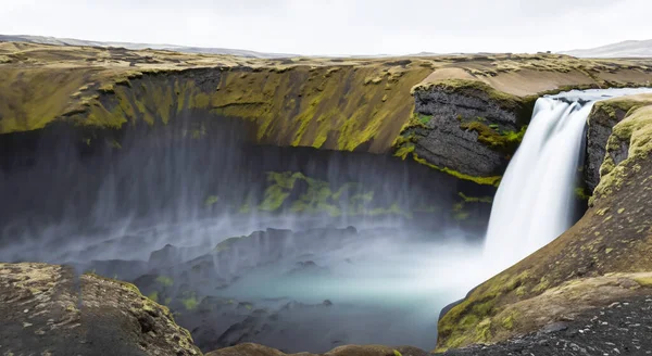 Amazing Beautiful Waterfall Falling Middle Lake Iceland Middle Mountains — Stock Photo, Image