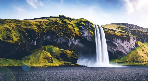 Niesamowity Piękny Wodospad Spadający Środku Gór Islandzie Błękitnym Niebem Jeziorem — Zdjęcie stockowe