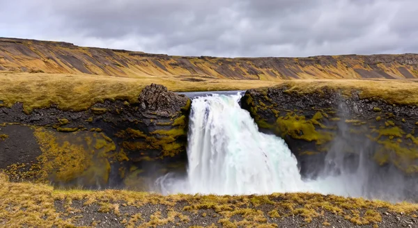 Niesamowity Piękny Wodospad Spada Środku Gór Iceland Niebieskim Niebem — Zdjęcie stockowe