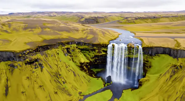 Verbazingwekkende Waterval Vallen Het Midden Van Een Berg Ijsland Luchtfoto — Stockfoto