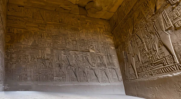 Удивительные Египетские Рисунки Внутри Пирамиды Днем — стоковое фото
