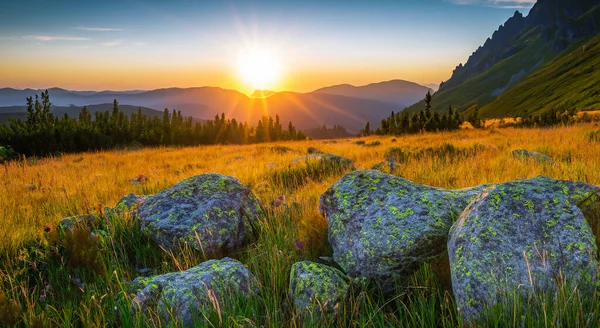 Schöner Blick Auf Einen Sonnenuntergang Herbst Auf Einem Berg — Stockfoto