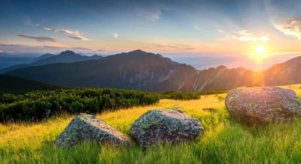 Wunderschöne Landschaft Eines Sonnenaufgangs Von Einem Hohen Berg Aus Gesehen — Stockfoto