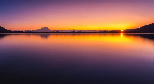 Красивий Краєвид Осінньому Заході Сонця Озером Відобразив Фіолетове Небо — стокове фото