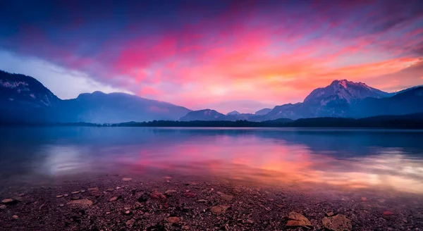 Красивий Пейзаж Осінньому Заході Сонця Озером Відобразив Небо — стокове фото