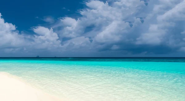 Красивый Пляж Кристально Чистой Водой Рядом Песком Летом — стоковое фото