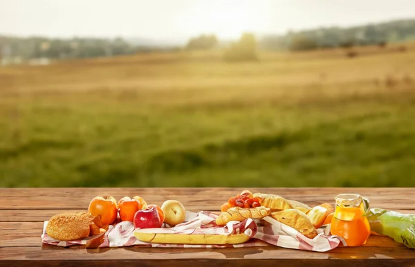 Piknik Élelmiszer Gyümölcsökkel Egy Asztal Tetején Disocused Farm Háttér — Stock Fotó